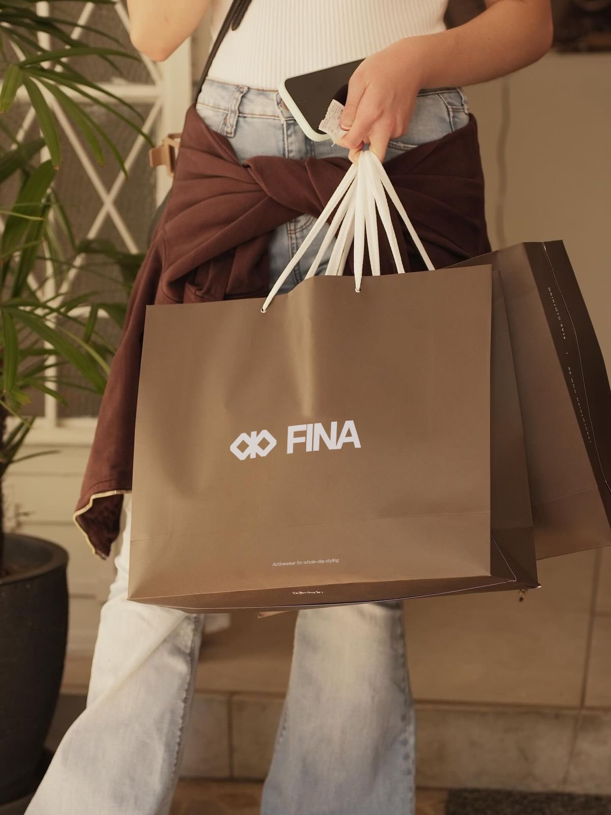 Пакет FINA в руке